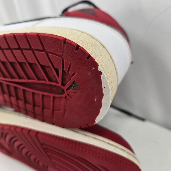 Nike Air Jordan 1 Mid Chicago White Heel 2020 554725-173 Size 6Y Red Black Read. - Picture 9 of 10